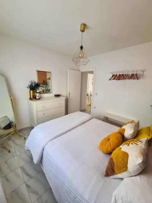 Nice Beachside 2-Bd Apt Near Barcelona Cunit Bagian luar foto