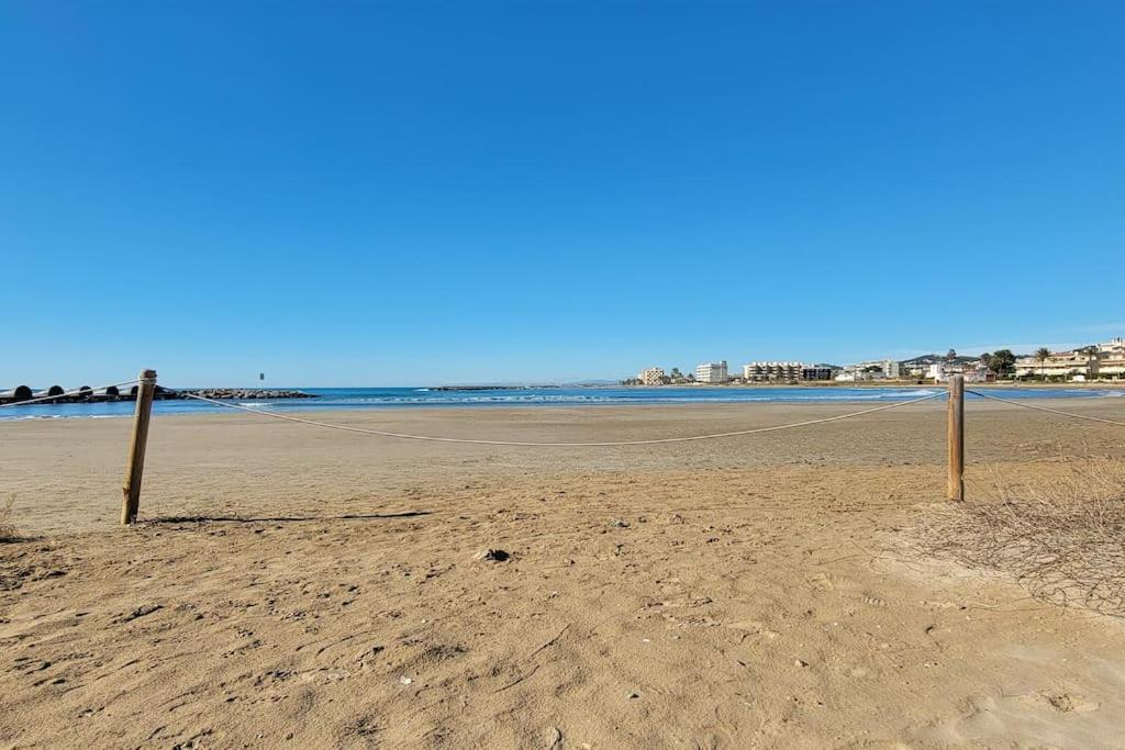 Nice Beachside 2-Bd Apt Near Barcelona Cunit Bagian luar foto